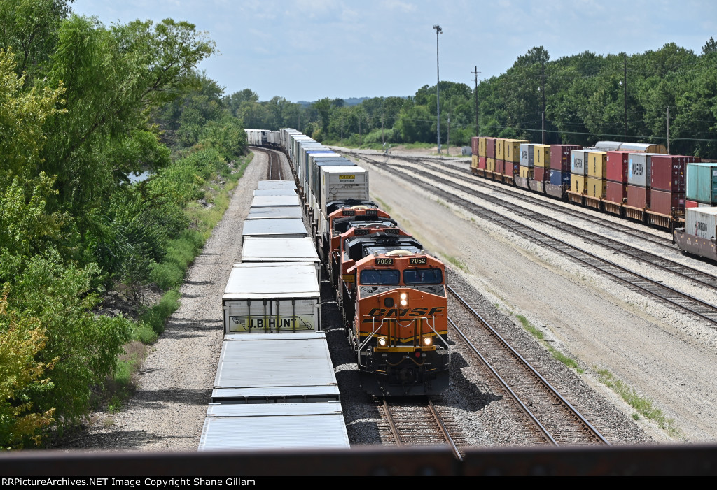 BNSF 7052